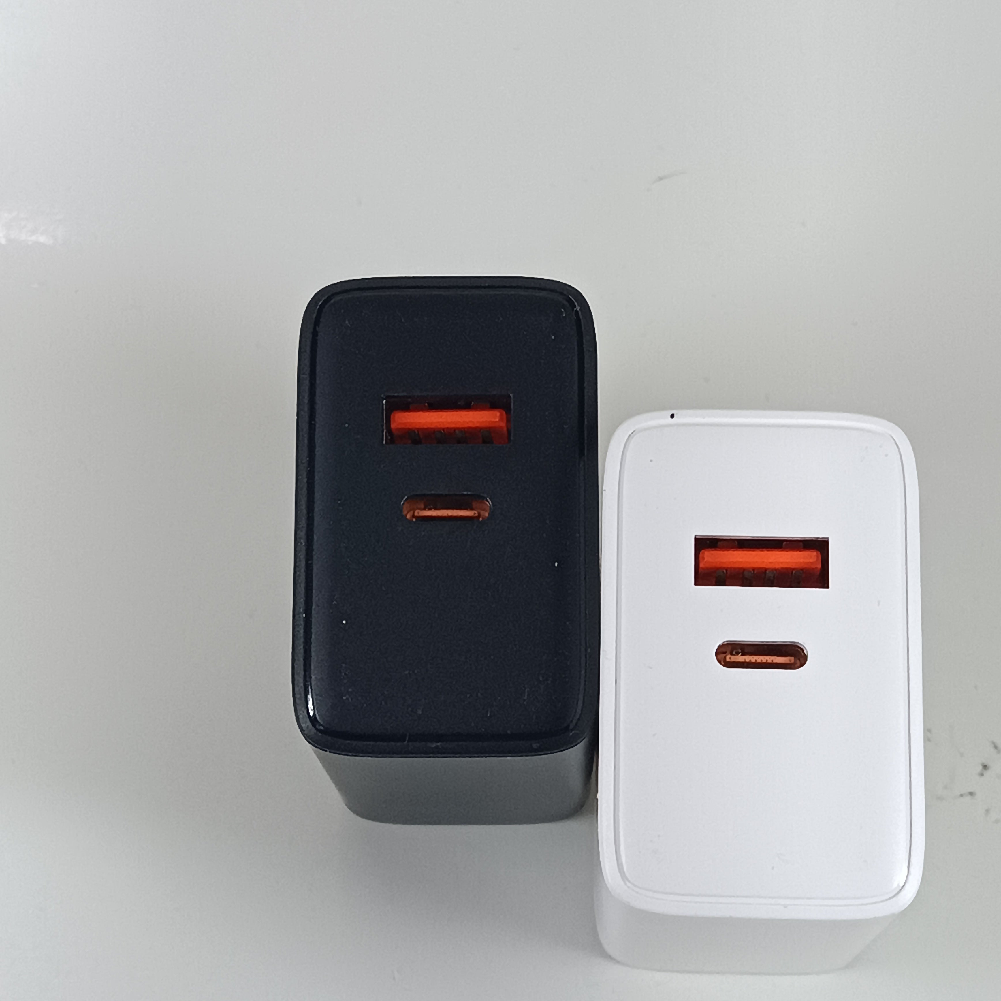 CUBO PARA CARGA CON DOBLE ENTRADA USB Y TIPO C - XC05