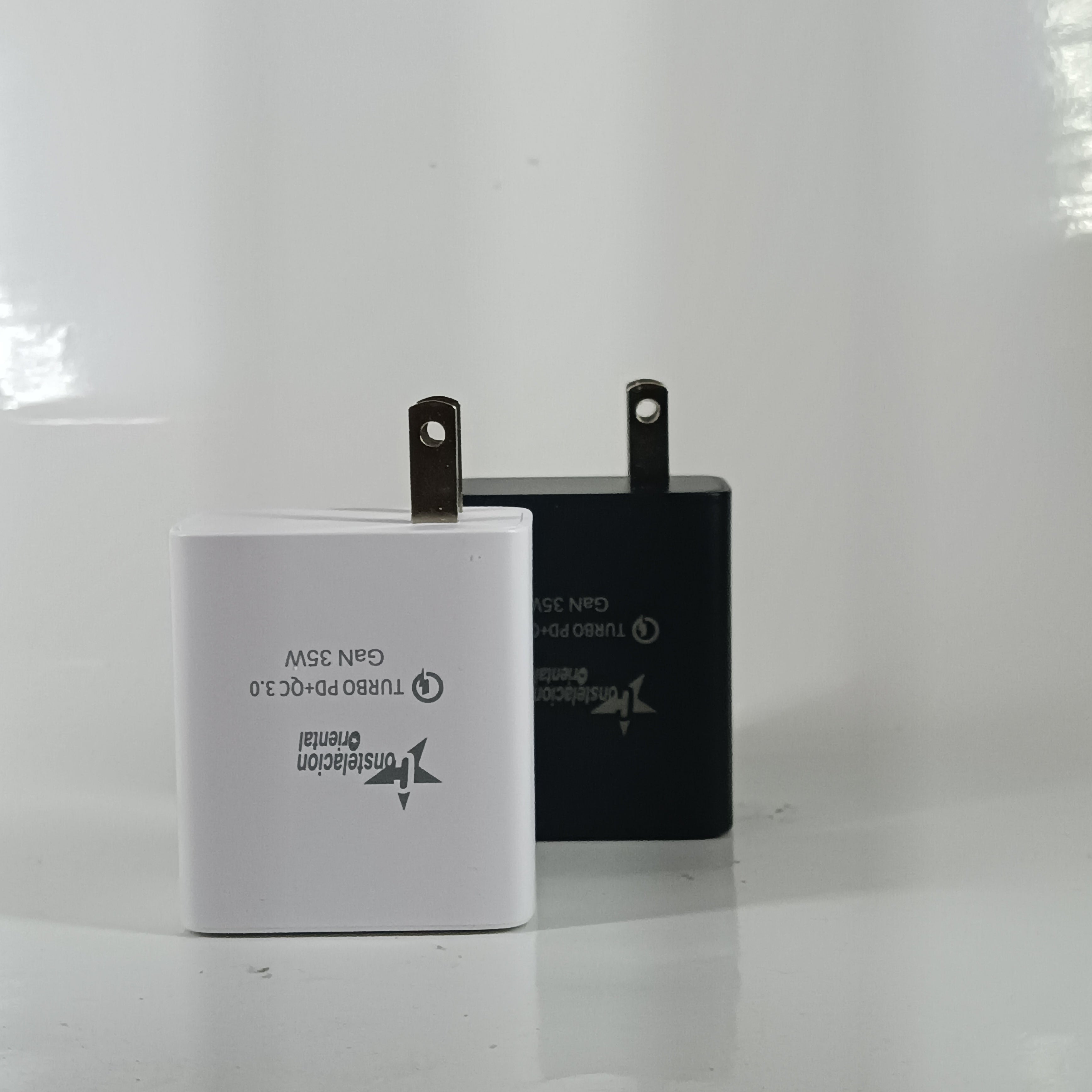 CUBO PARA CARGA CON DOBLE ENTRADA USB Y TIPO C - XC05