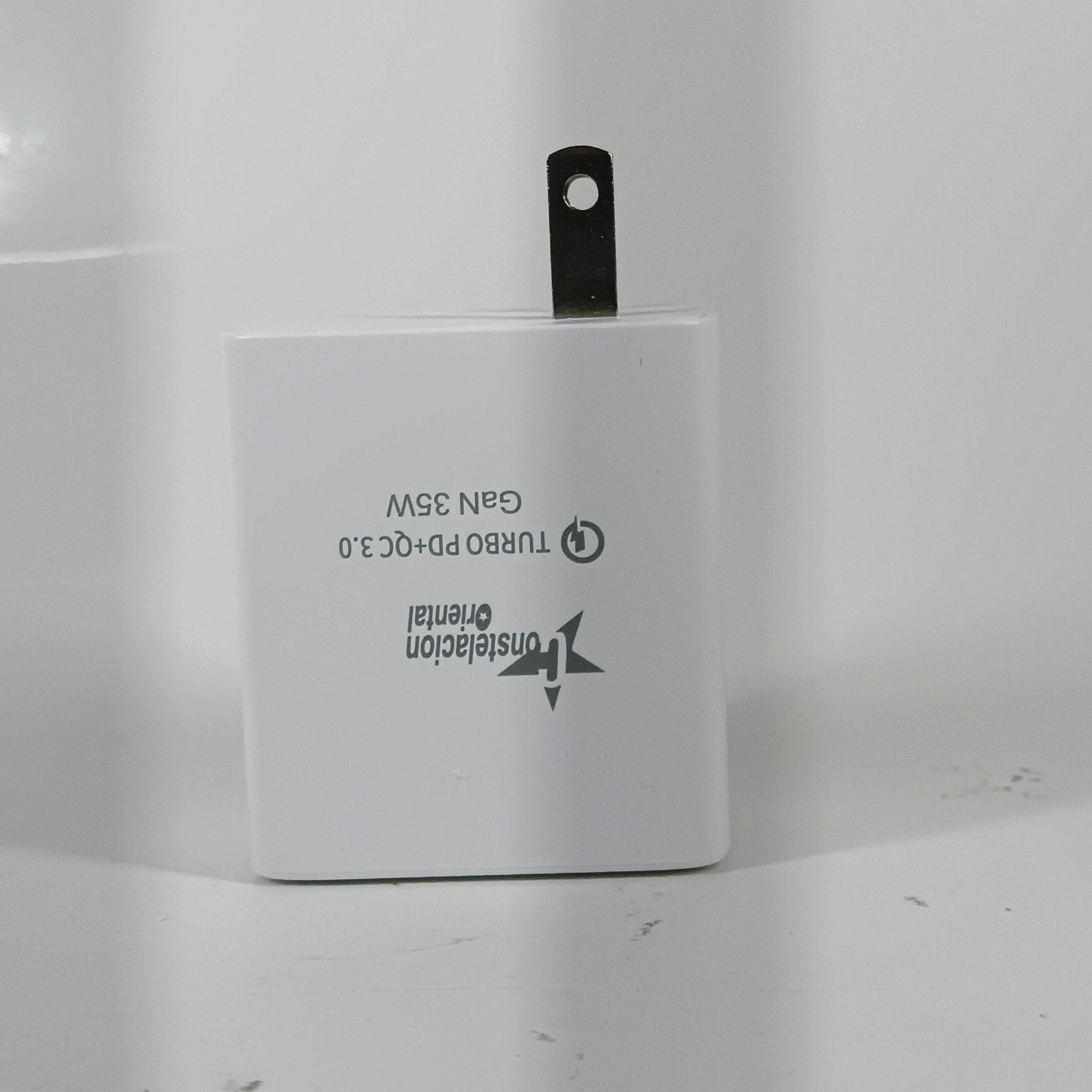 CUBO PARA CARGA CON DOBLE ENTRADA USB Y TIPO C - XC05