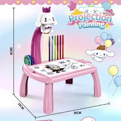 Sanrio - Juego de juguetes de mesa de dibujo de proyección 3D multifuncional (con música + modelos luminosos + con rotuladores de colores + libro de dibujo + tablero de dibujo) modelos borrables, grande 38 * 30 * 26cm - LU3757