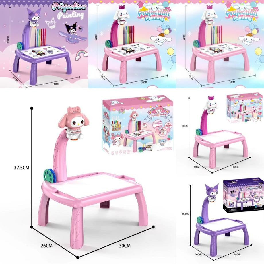 Sanrio - Juego de juguetes de mesa de dibujo de proyección 3D multifuncional (con música + modelos luminosos + con rotuladores de colores + libro de dibujo + tablero de dibujo) modelos borrables, grande 38 * 30 * 26cm - LU3757