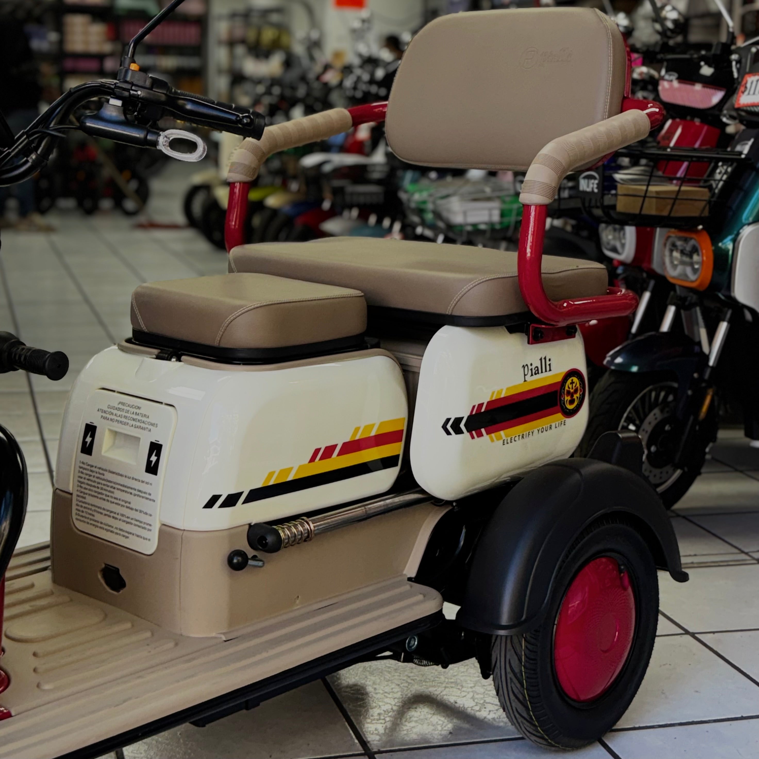 Triciclo Eléctrico Pialli 48 Roja con Blanco