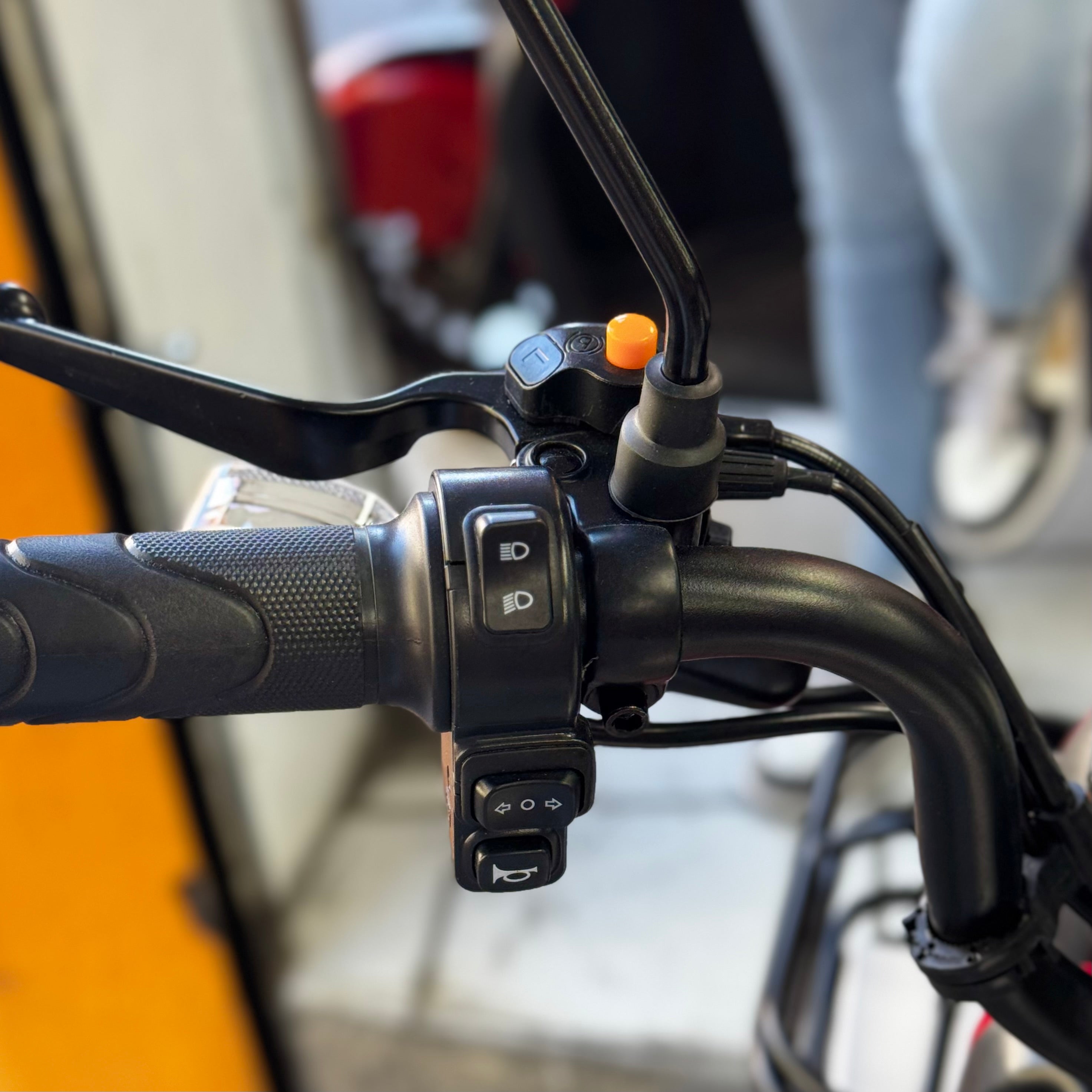 Triciclo Eléctrico Pialli 48 Roja con Blanco
